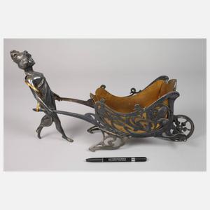 Figürliche Jardiniere als Schubkarre