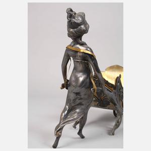 Figürliche Jardiniere als Schubkarre