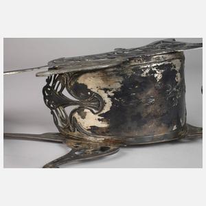 Figürliche Jardiniere als Schubkarre