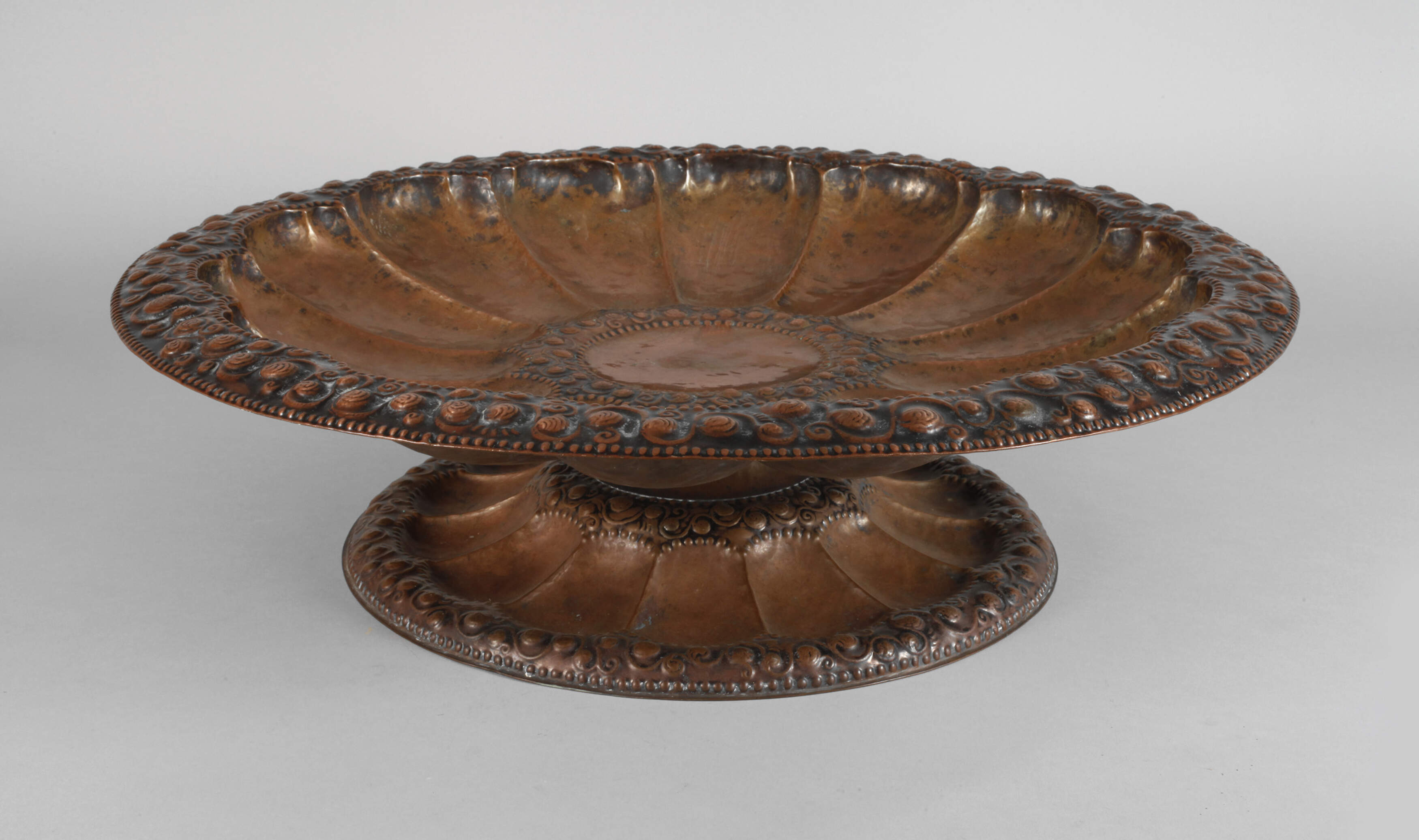 Sehr große Kupferschale München