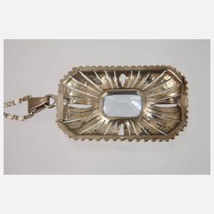 Anhänger mit Steinbesatz an Kette