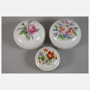 Meissen drei Deckeldosen und Vase Blumenmalerei