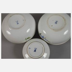 Meissen drei Deckeldosen und Vase Blumenmalerei