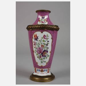 Porzellanvase mit Bronzemontierung