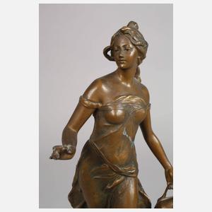 Jugendstilmädchen an der Quelle