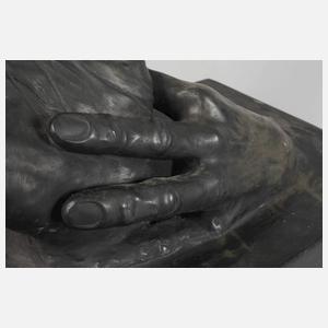 Überlebensgroße Hände