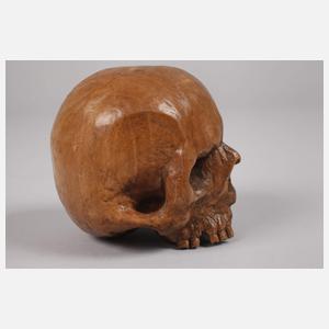 Zwei geschnitzte Totenschädel