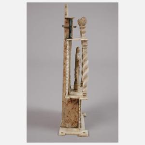 Zwei miniaturhafte Schnitzereien