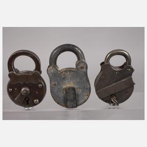 Fünf antike Vorhängeschlösser