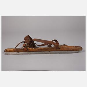 Fünf historische Schlittschuhe