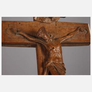 Geschnitztes Kruzifix