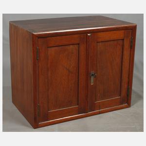 Kleiner Kabinettschrank