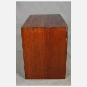 Kleiner Kabinettschrank