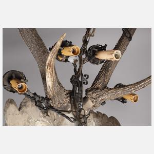 Figürliche Geweihlampe