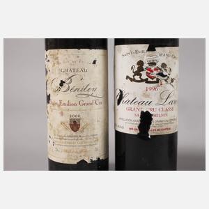 Vier Flaschen Rotwein