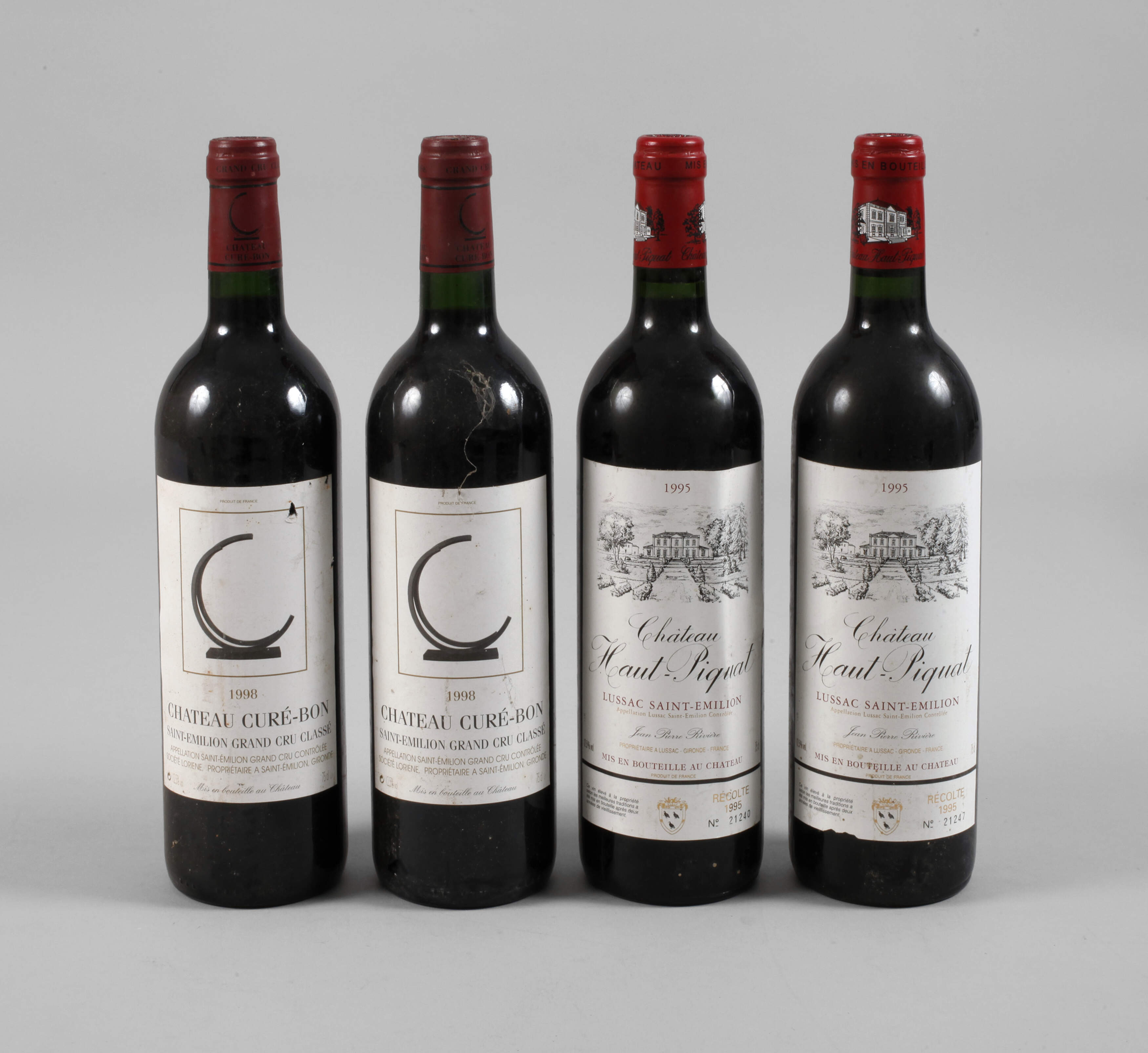 Vier Flaschen Rotwein