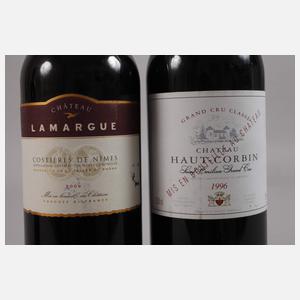 Vier Flaschen Rotwein