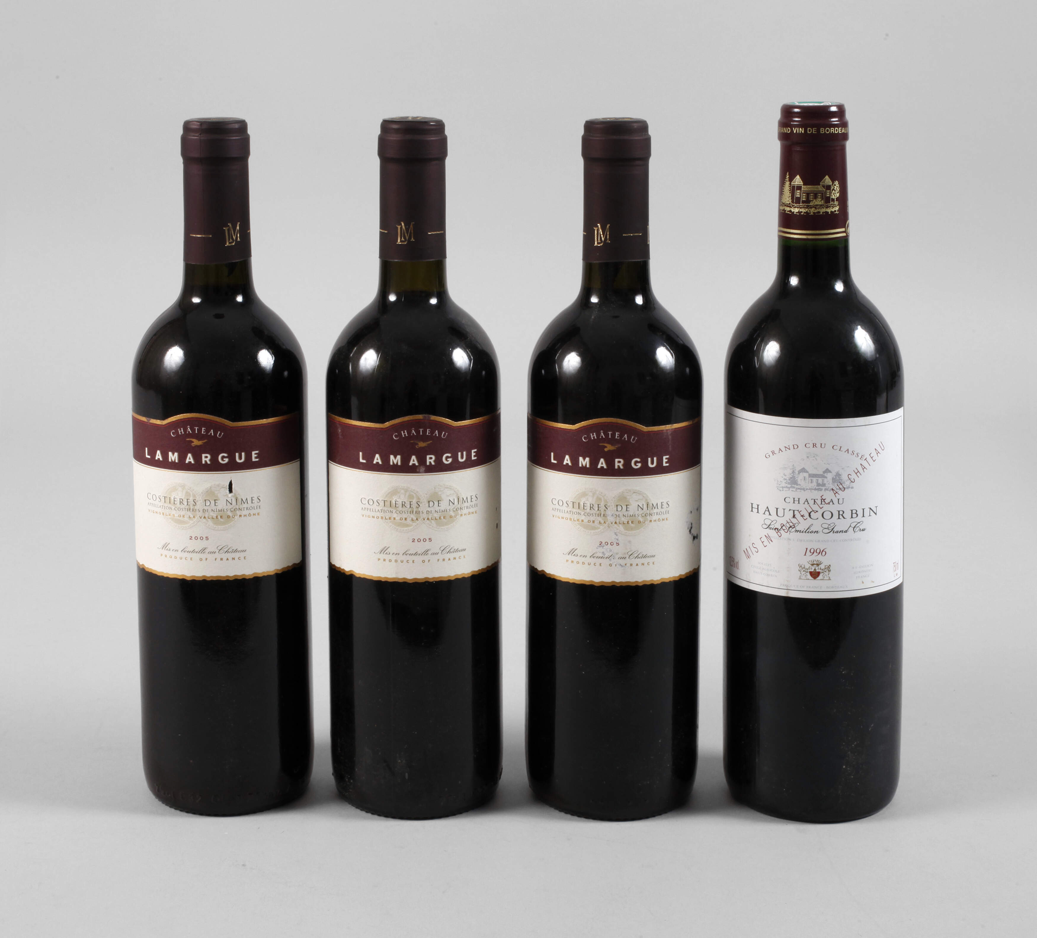 Vier Flaschen Rotwein