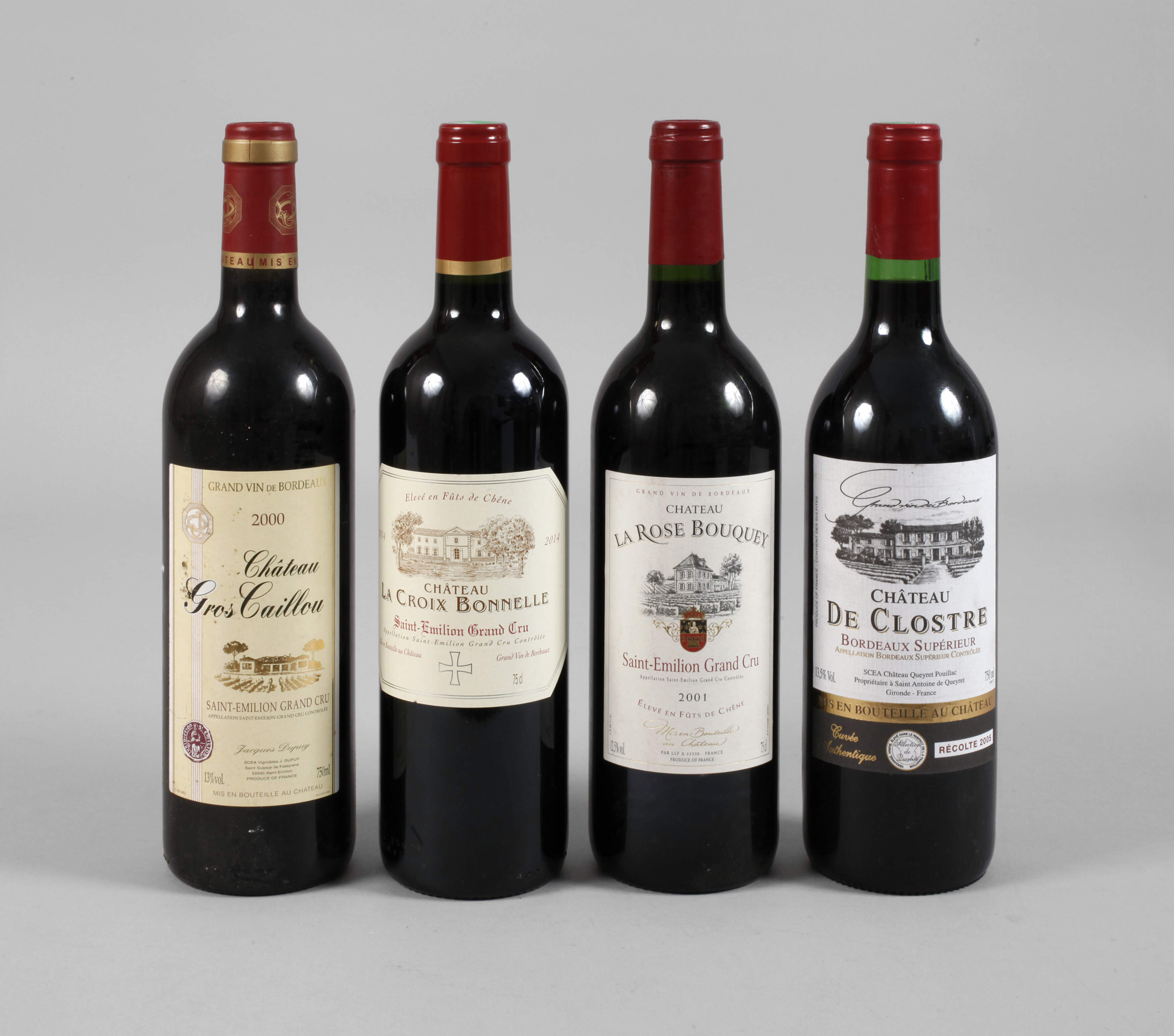 Vier Flaschen Rotwein