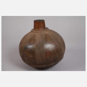 Terrakottagefäß und zwei Manillen