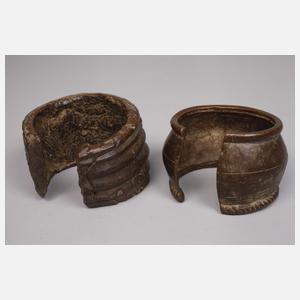 Terrakottagefäß und zwei Manillen