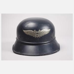 Luftschutzhelm und Schlagstock