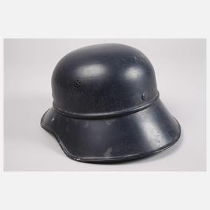 Luftschutzhelm und Schlagstock