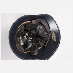 Luftschutzhelm und Schlagstock