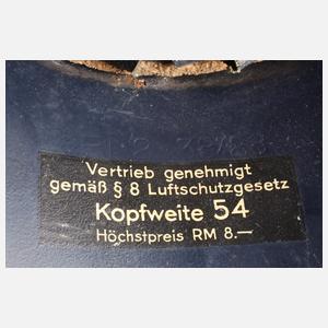 Luftschutzhelm und Schlagstock