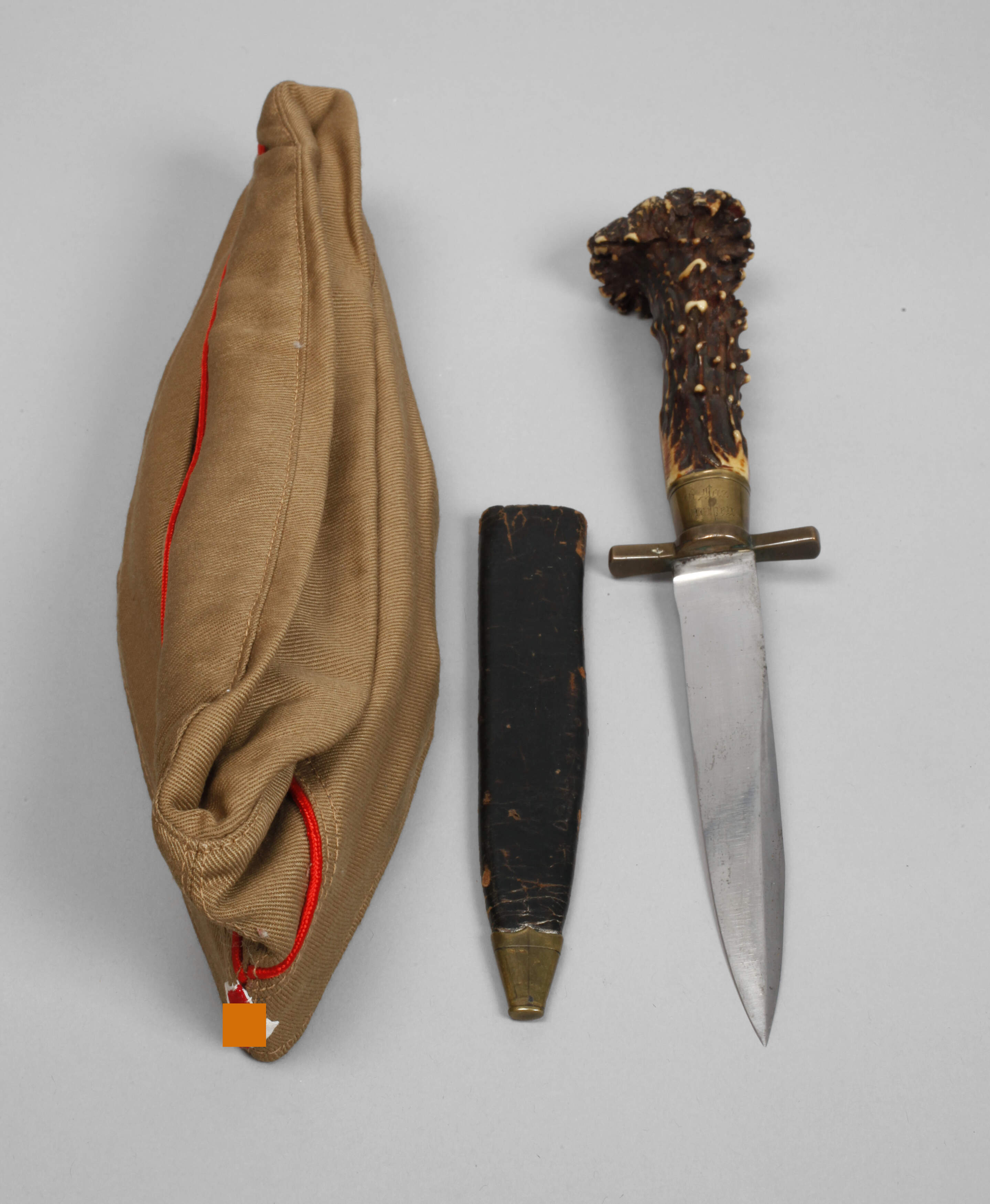 HJ-Schiffchen und Jagdmesser