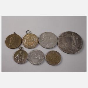 Konvolut Medaillen und Silberteller