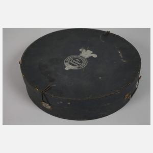 Zwei studentische Schirmmützen