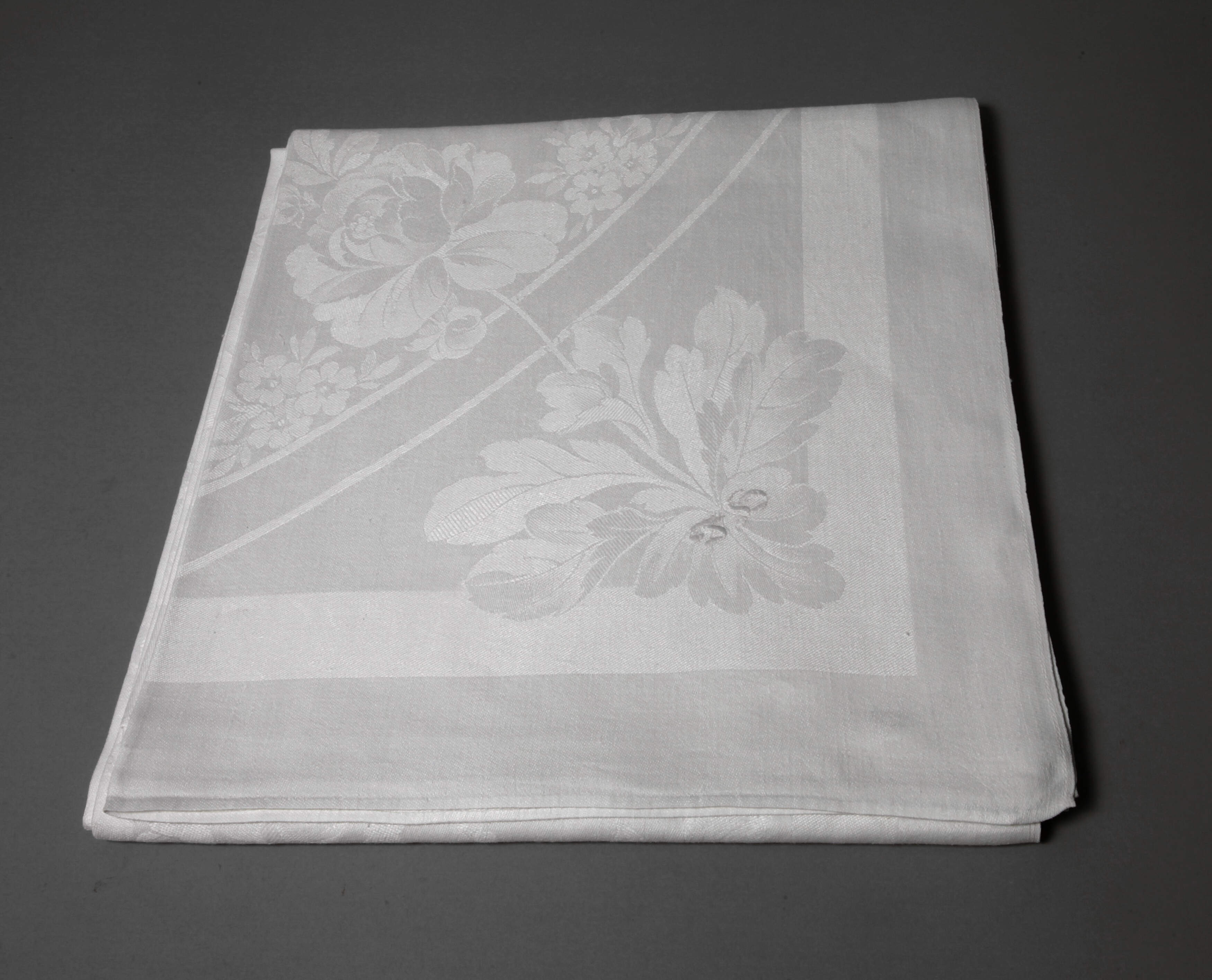 Tafeltuch mit Pfingstrosendekor