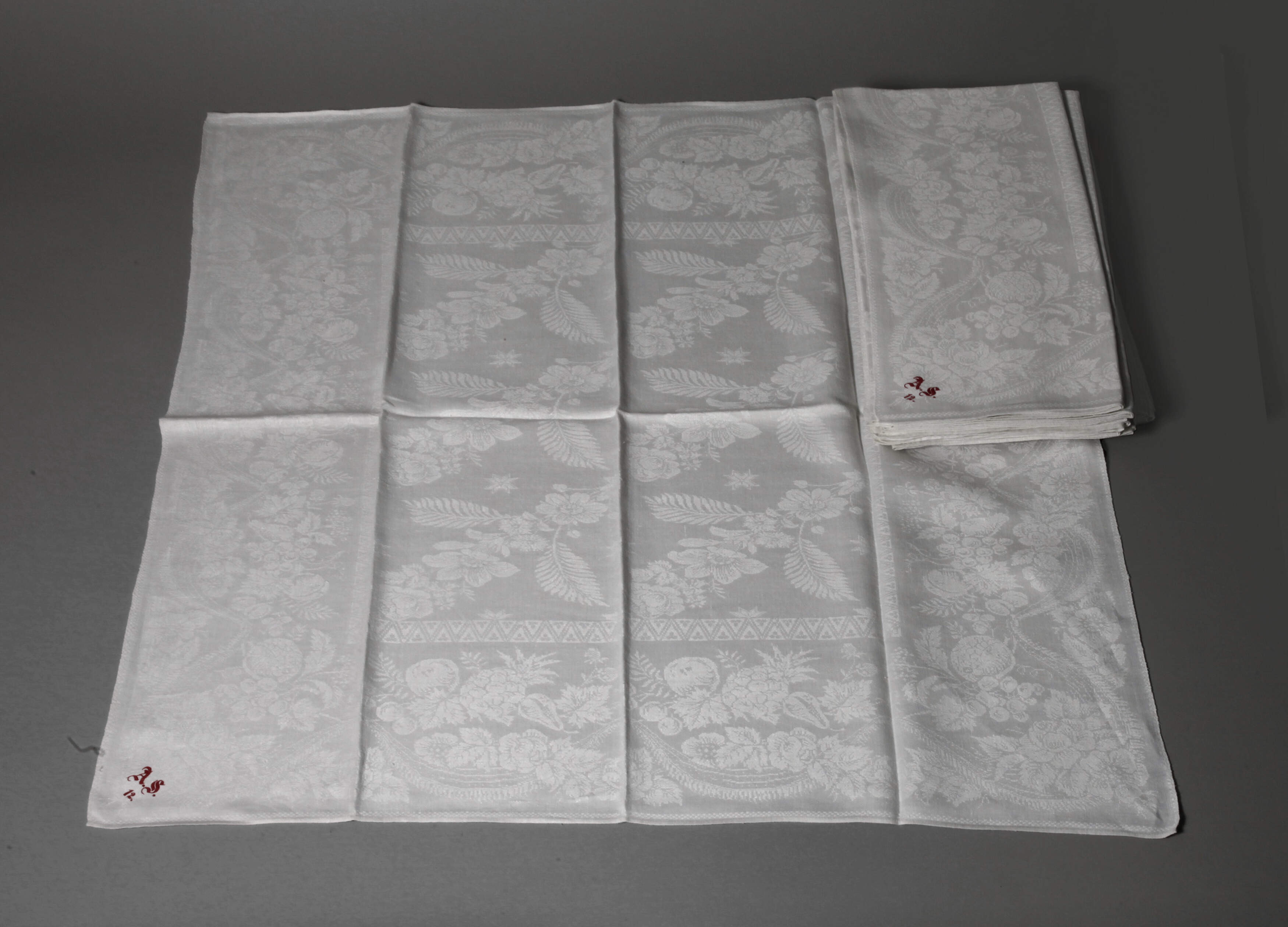 Acht Servietten Früchtedekor