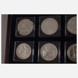 Acht historische Silbermünzen