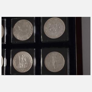 Acht historische Silbermünzen