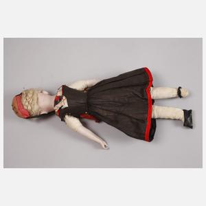 Kleine Porzellankopfpuppe als Trachtenmädchen