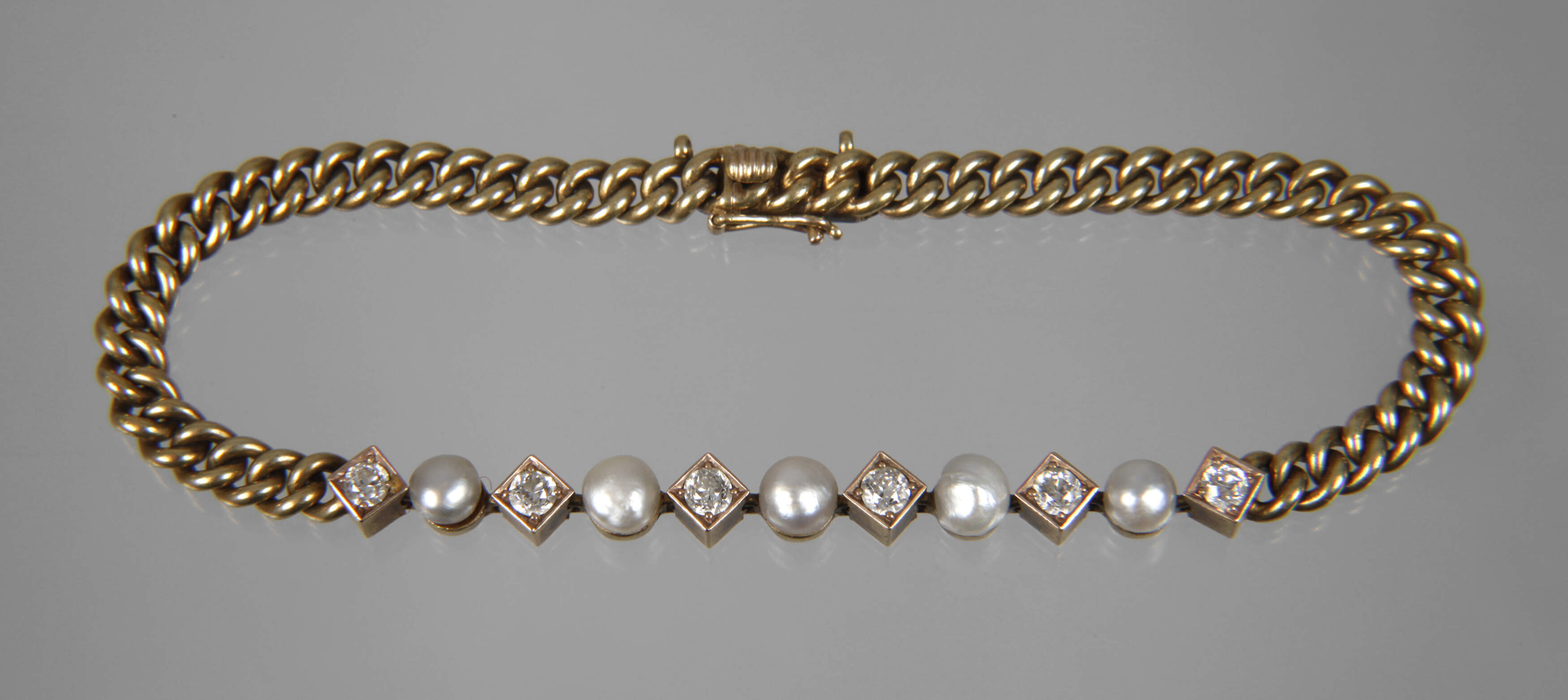 Armband mit Perlen und Diamanten