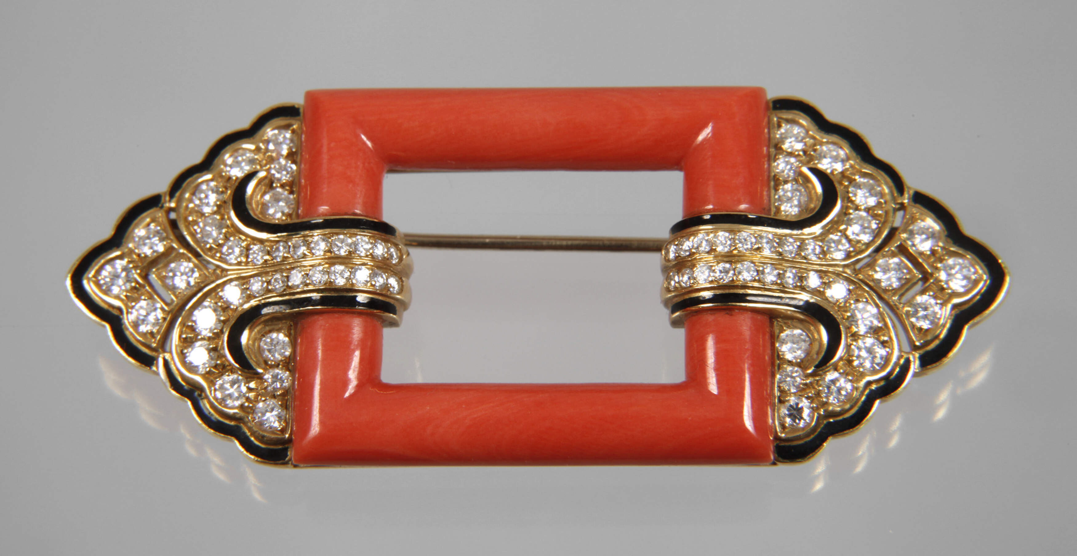 Prächtige Brosche mit Koralle und Brillanten