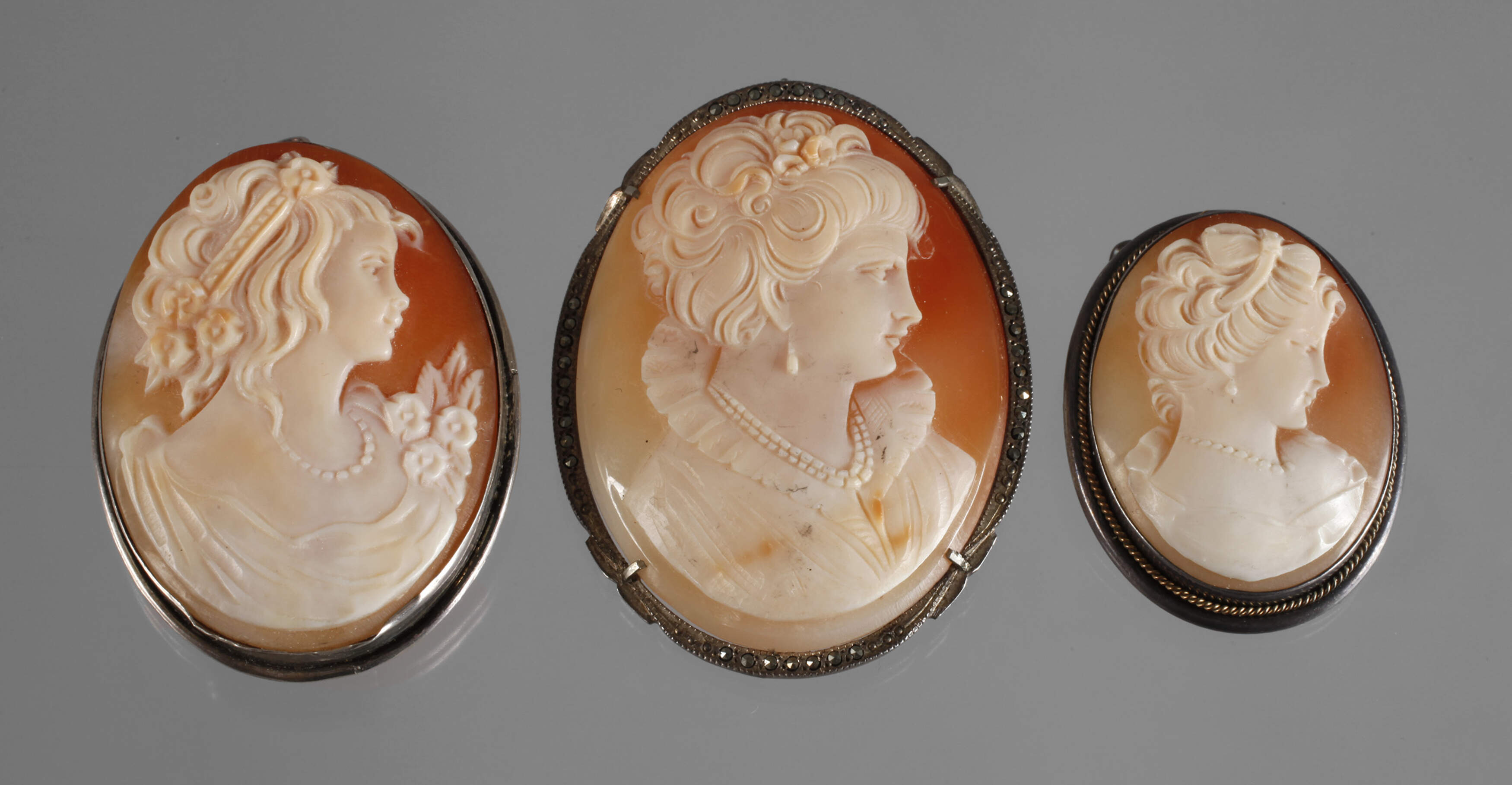 Sammlung Broschen mit Muschelcaméen