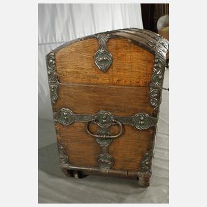 Große Runddeckeltruhe barock