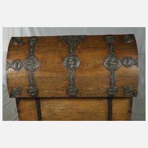 Große Runddeckeltruhe barock