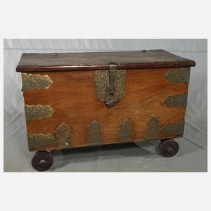 Flachdeckeltruhe mit Messingbeschlägen