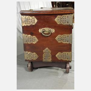 Flachdeckeltruhe mit Messingbeschlägen