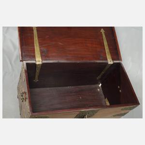 Flachdeckeltruhe mit Messingbeschlägen