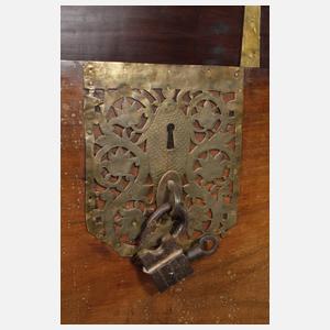 Flachdeckeltruhe mit Messingbeschlägen