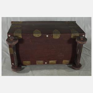 Flachdeckeltruhe mit Messingbeschlägen