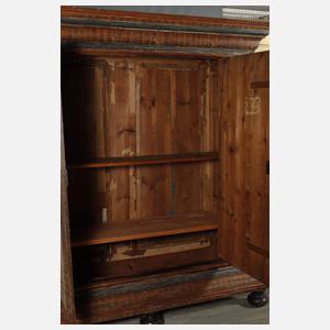 Bemalter barocker Hallenschrank