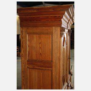 Barocker Pilasterschrank