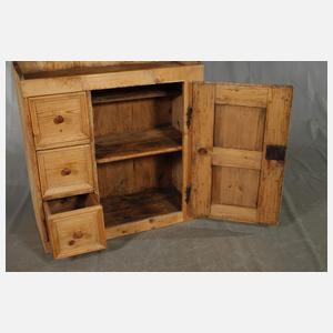 Bäuerlicher Küchenschrank
